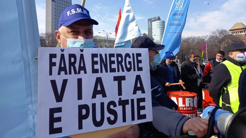 Angajații ALRO amenință că vin cu familile și cortul în fața Guvernului