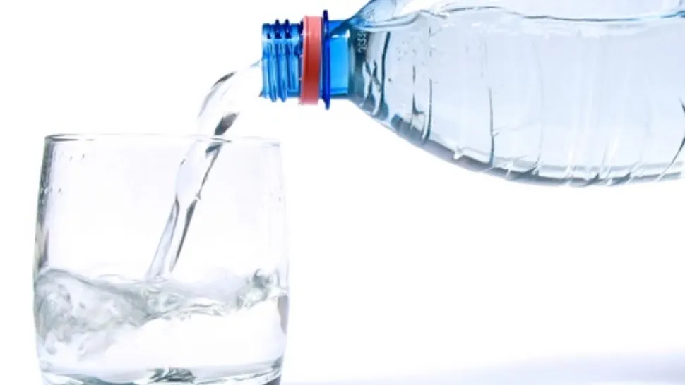 9 trucuri pentru a te asigura că bei apă suficientă