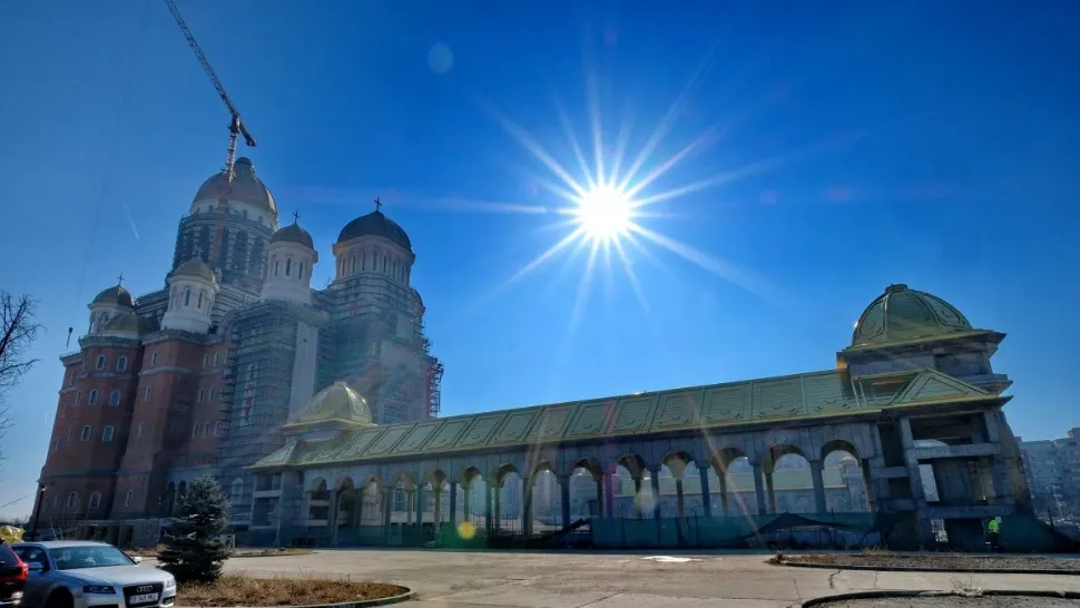 FOTO Au fost scoase schelele de pe turlele secundare ale Catedralei Naționale