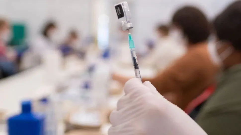 Tot mai puțini români aleg vaccinarea. Foto/Profimedia