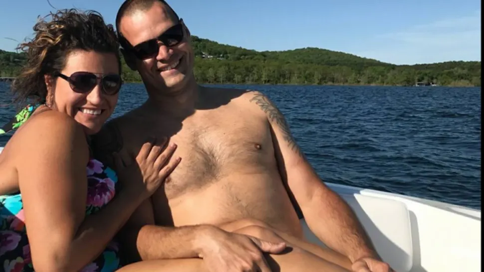 Fotografia cu un cuplu în vacanţă la care lumea se uită de două ori