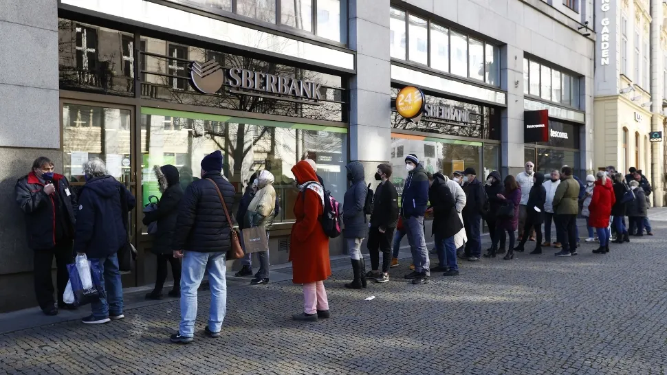 Rușii au dat buluc la bancomat să facă rost de cash. Foto/Profimedia