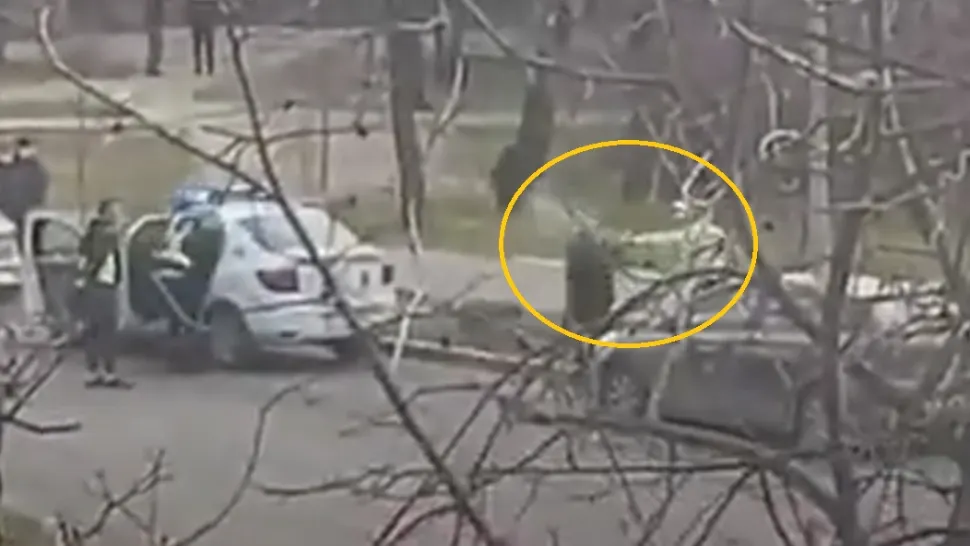 VIDEO Scena halucinantă la Timișoara, între un pieton și un polițist. Unul a dat cu piciorul, celălalt cu spray