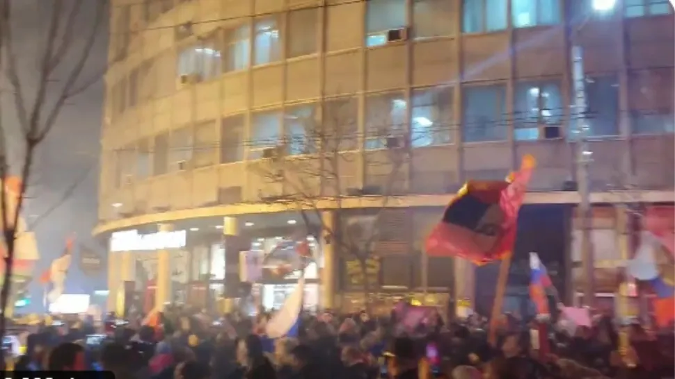 VIDEO Protest pro-Rusia la Belgrad: oameni cu steaguri în mână scandează anti-NATO