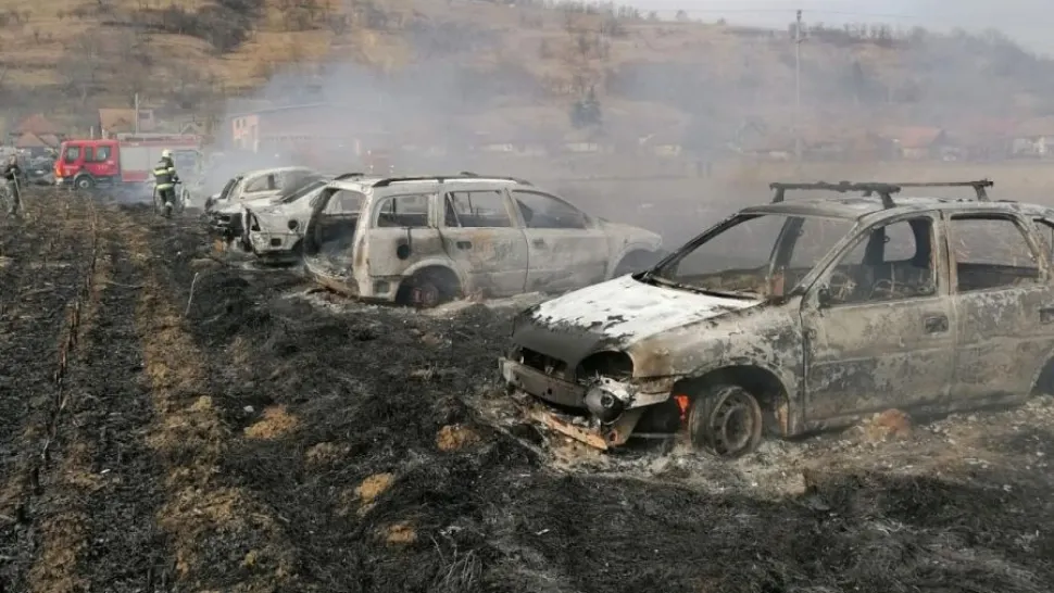 Incendiu de vegetație scăpat de sub control: zeci de mașini, mistuite de foc, în jud. Mureș