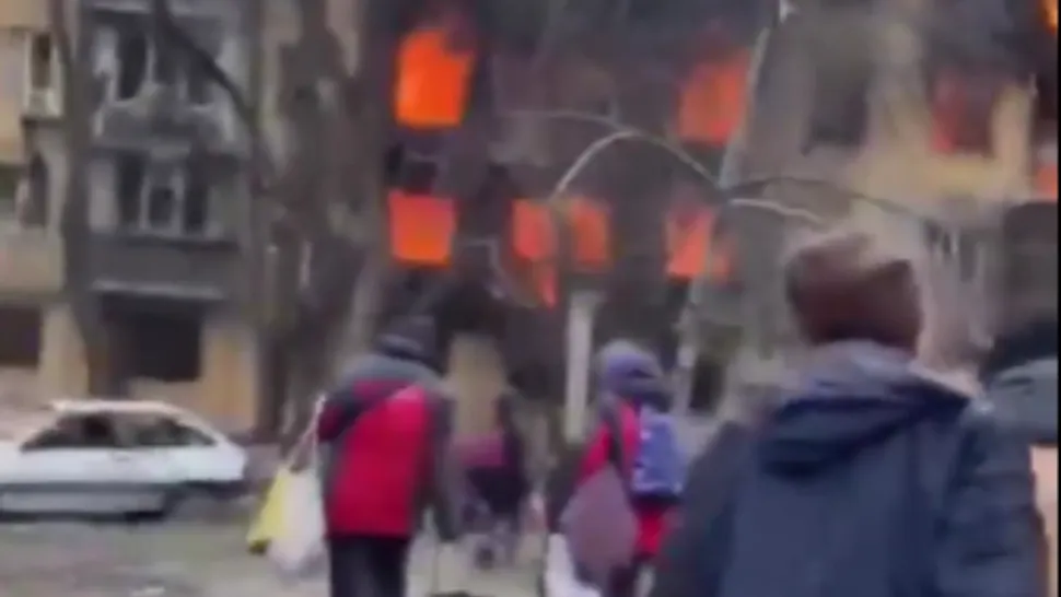 Oameni care părăsesc în grabă locuințele în flăcări/Captură Twitter
