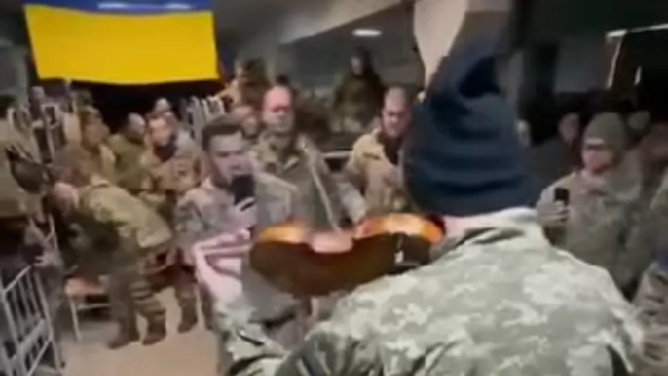 Soldat care cântă imnul Ucrainei la vioară / Captură Youtube