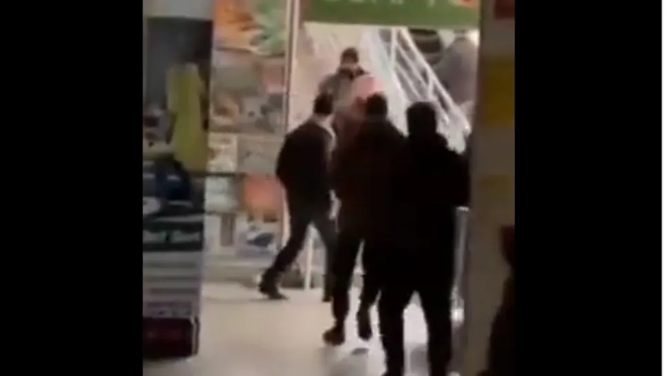 IMAGINILE disperării la Melitopol: ucrainenii iau cu asalt magazinele sparte - Situația se agravează de la oră la oră