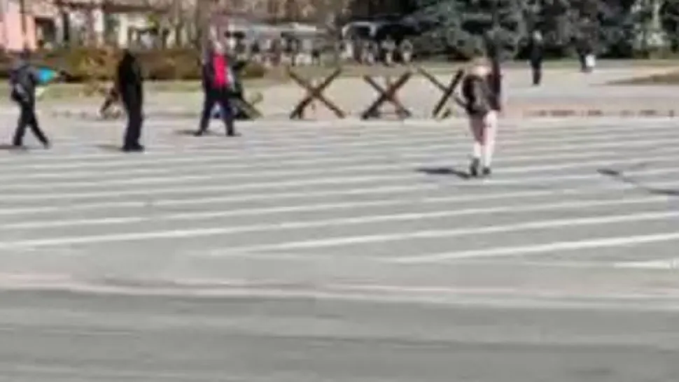 VIDEO Noi imagini șocante, soldații ruși trag în civili ucraineni, pe străzile din Herson