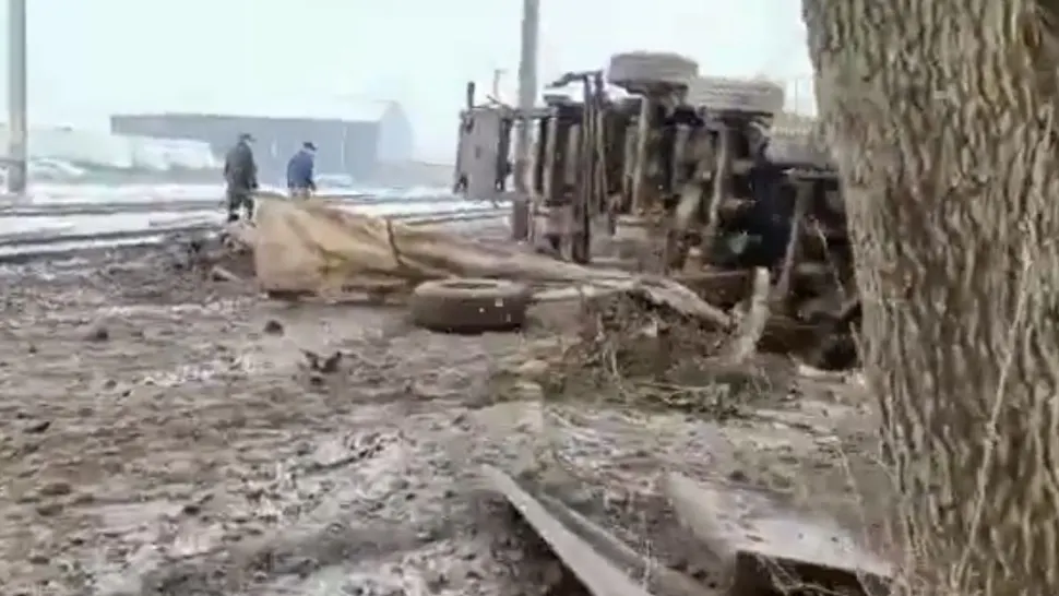 TIR spulberat de tren. A fost proiectat într-o clădire de lângă calea ferată. Captură video