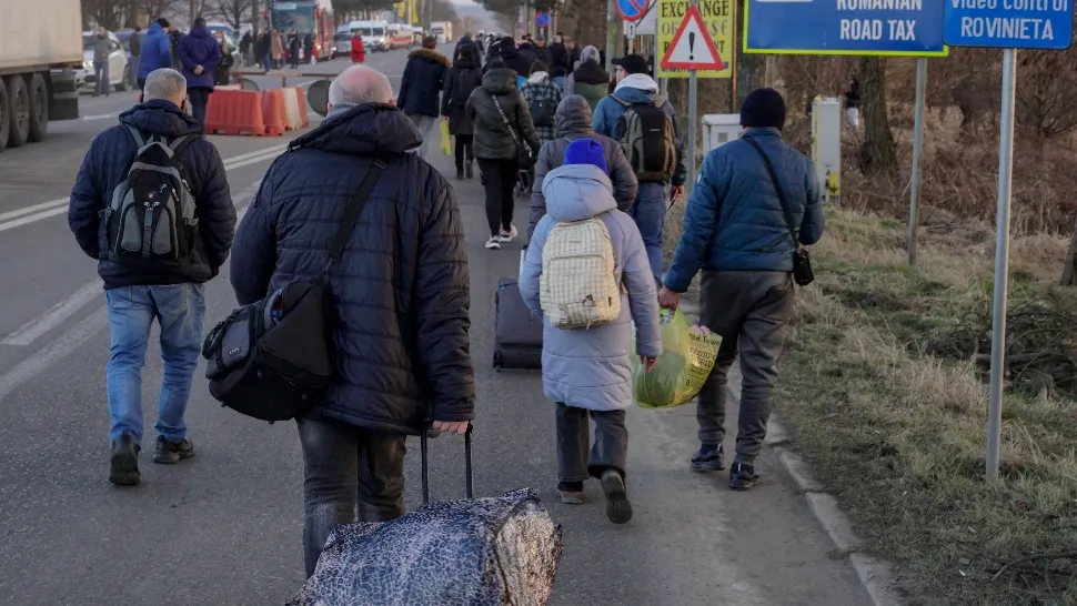 Ucraineii fug din calea războiului pe unde pot. Foto/Inquam Photos/Octav Ganea