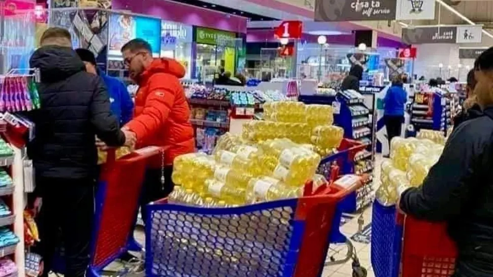 România, cel mai mare exportator de ulei în urma războiului din Ucraina - De ce stau românii la cozi și golesc rafturile magazinelor
