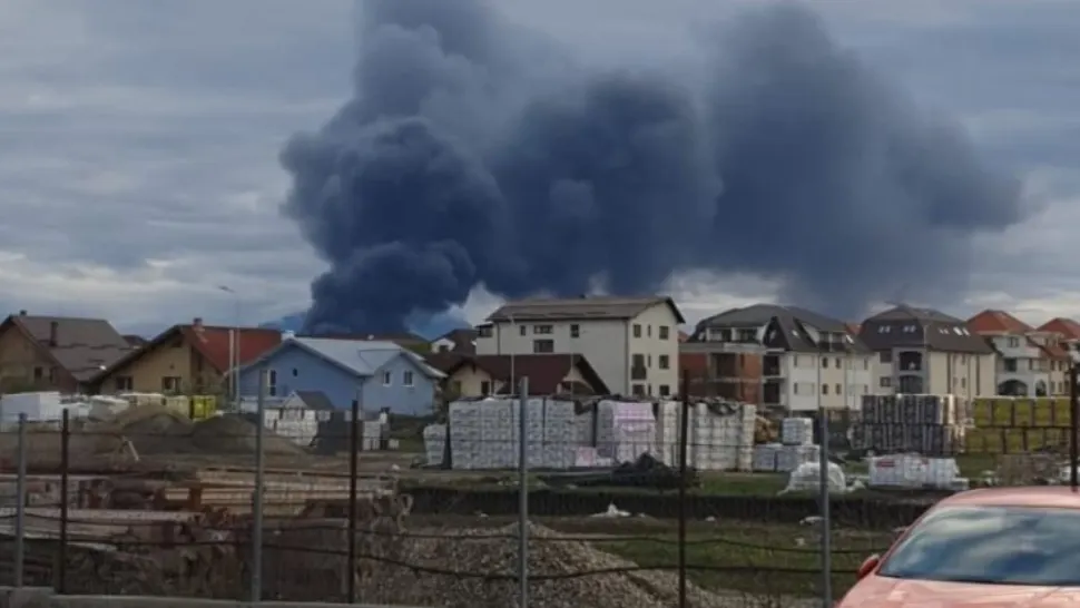 INCENDIU de proporții în Brașov, în piața de haine second-hand