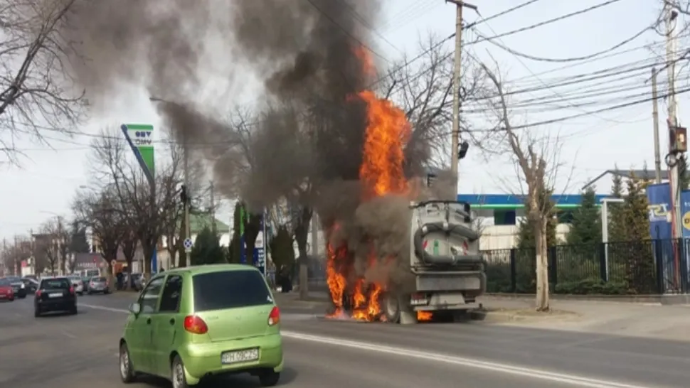O mașină de gunoi a luat foc
