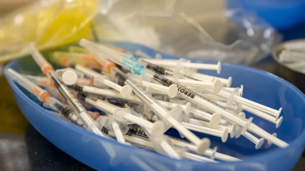 Asistenți medicali din Bistrița, reținuți pentru„ vaccinare la chiuvetă” - Câți bani au cerut