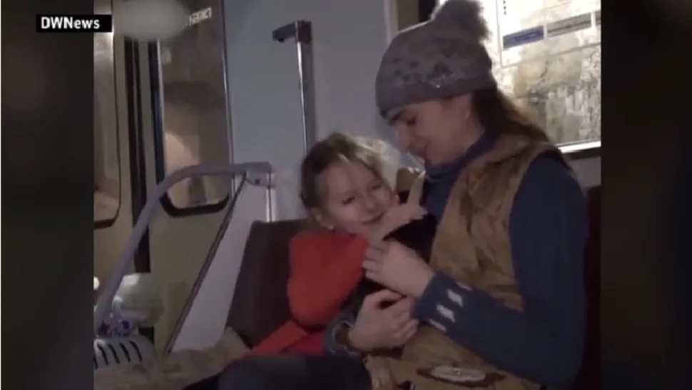 Mamă și fiică, în buncăr, la metrou/ Captură video DWNews
