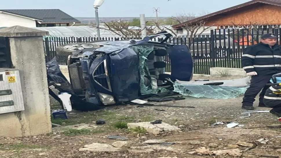 Accident cumplit în Buzău - Șoferul, RESUSCITAT, după ce a intrat cu mașina în viteză într-un cap de pod