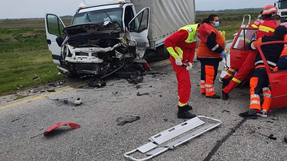 Accident grav pe DN 6. Traficul este blocat. 4 persoane sunt rănite, 2 fiind în stare de inconștiență