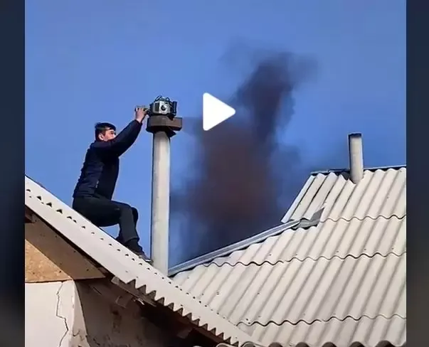 VIDEO – S-a făcut întuneric în tot cartierul când a început să curețe coșul de fum – Imaginile virale pe TikTok