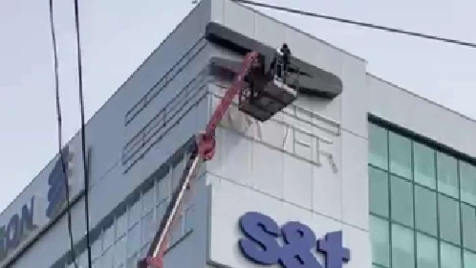 VIDEO Litera "Z", dată jos de pe fațada unui mall din Chișinău. Simbolul agresiunii rusești, interzis în Rep. Moldova