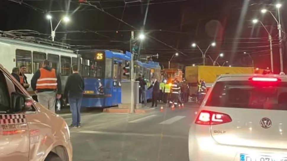 Două tramvaie s-au ciocnit în București. Un vatman a schimbat greșit macazul