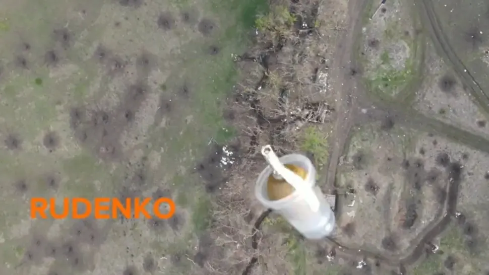Grenadă în pahar de plastic / Captură Twitter