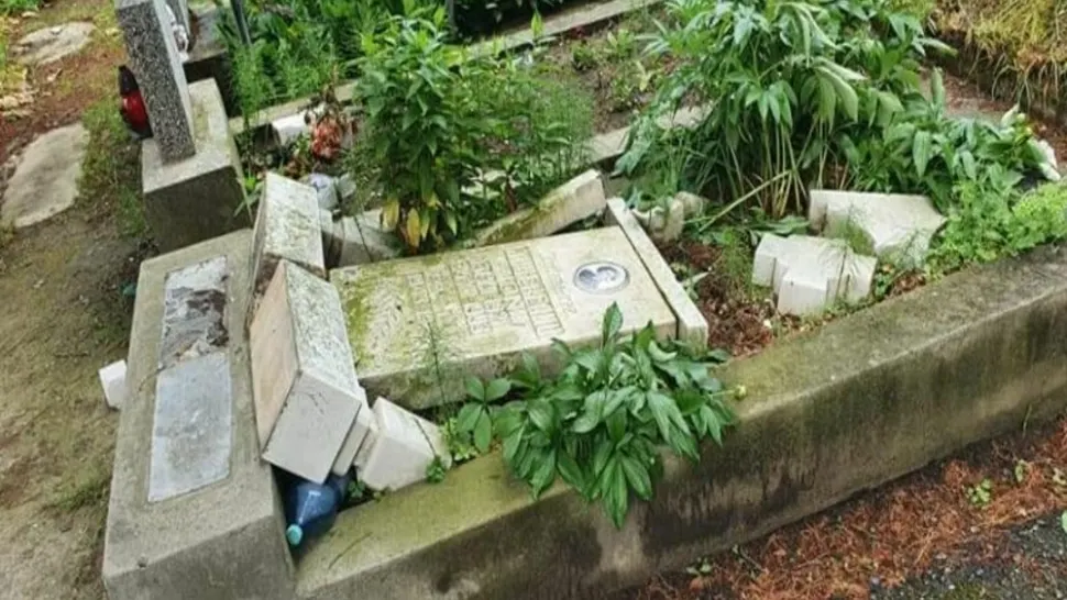 Morminte vandalizate într-un cimitir din Caransebeş