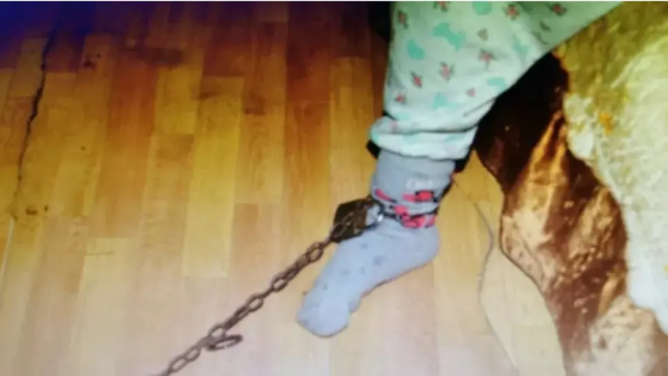 Copilă legată cu lanțul de piciorul patului/ Foto: Poliție Dolj