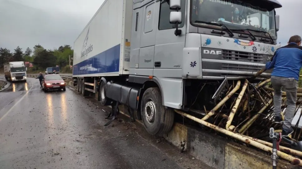 TIR urcat pe balustrada unui pod. Accident incredibil, în Buzău - FOTO