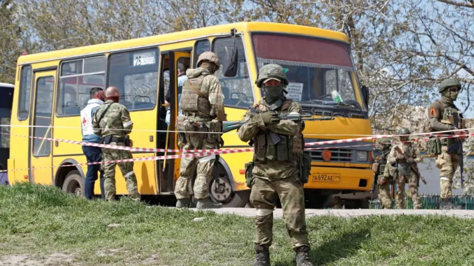 Zeci de civili evacuaţi