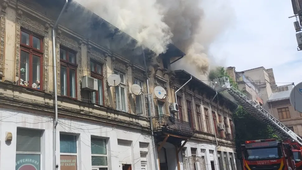 INCENDIU violent în centrul Capitalei la o clădire de 2 etaje, cu degajare de FUM