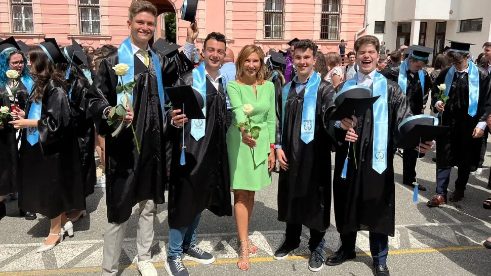 Carmen Iohannis s-a fotografiat cu elevii, în ultima zi de școală - FOTO GALERIE