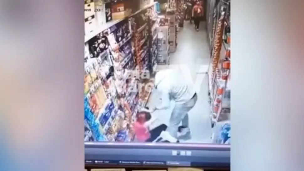 Scene șocante în supermarket: femeie bătută cu sălbăticie de un bărbat și două femei - VIDEO