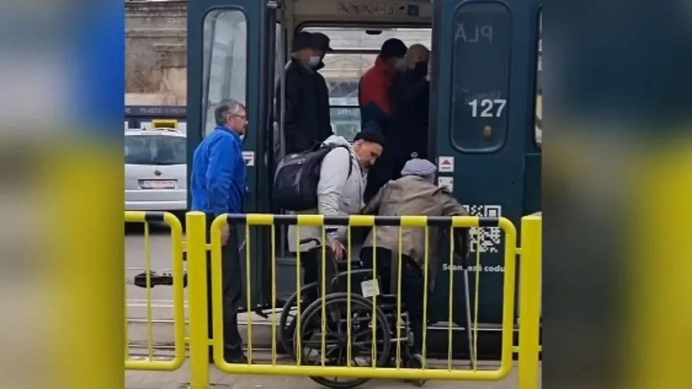 Femeie cu dizabilități, umilită la urcarea într-un tramvai din Iași - VIDEO