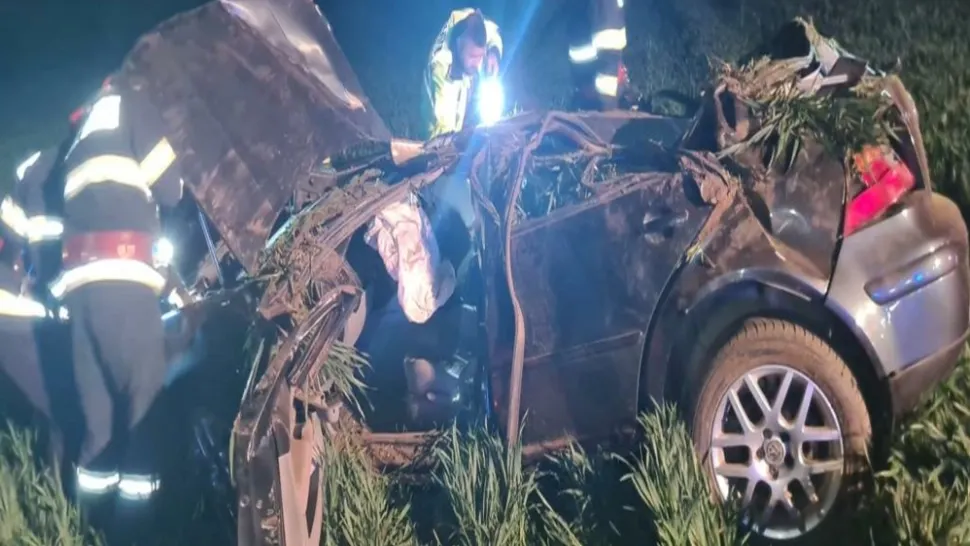 FOTO. Accident teribil în județul Ialomița: Un mort și un rănit după o ciocnire violentă - O mașină, făcută zob
