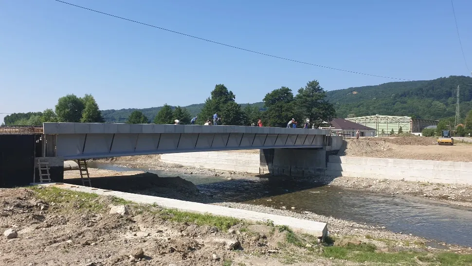 Pod inaugurat cu apă sfințită și copii îmbrăcați în port popular