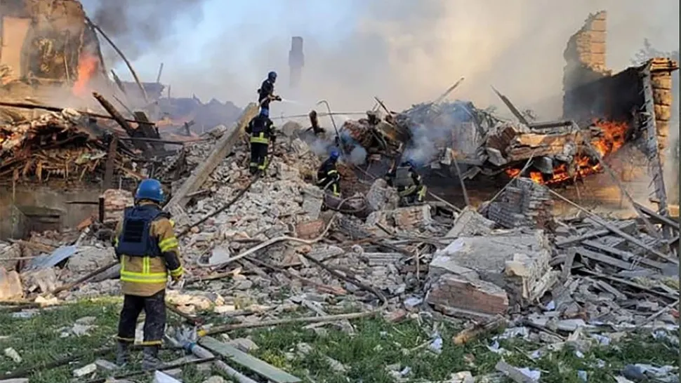 Război Ucraina. Școală bombardată, în regiunea Lugansk. Clădirea, rasă de pe fața pământului - anunțul lui Zelenski