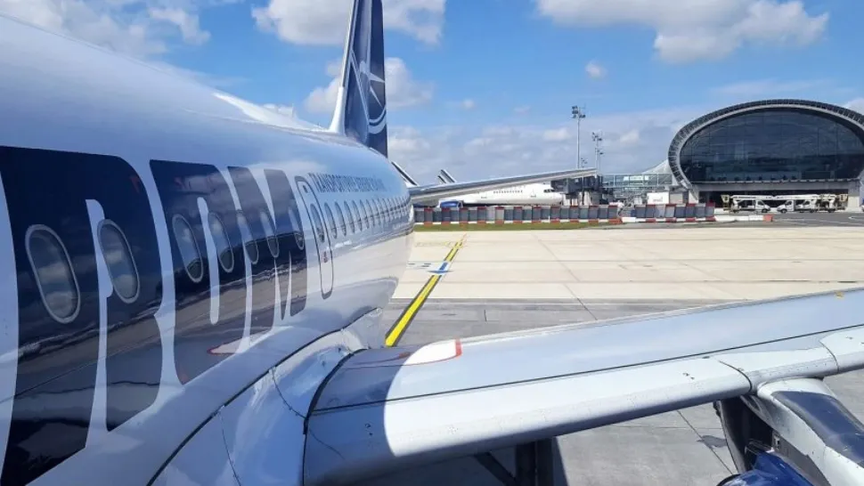 ZECI de români, blocați pe aeroportul din Paris din cauza unor defecțiuni tehnice