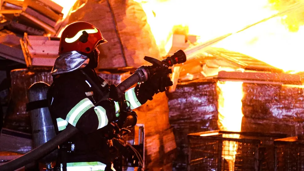 Incendiu puternic la mai multe case
