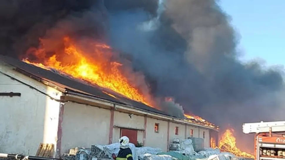 INCENDIU de proporții în Buzău, luni seară! A fost emis mesaj RO-ALERT din cauza fumului degajat
