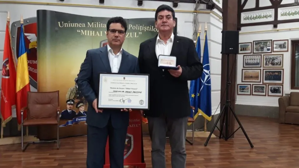 Diplomă și medalia de onoare a UMPMV, conferite fostului ministru al Educației Remus Pricopie