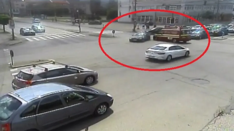 Accident cu ambulanță în misiune, surprins de camere