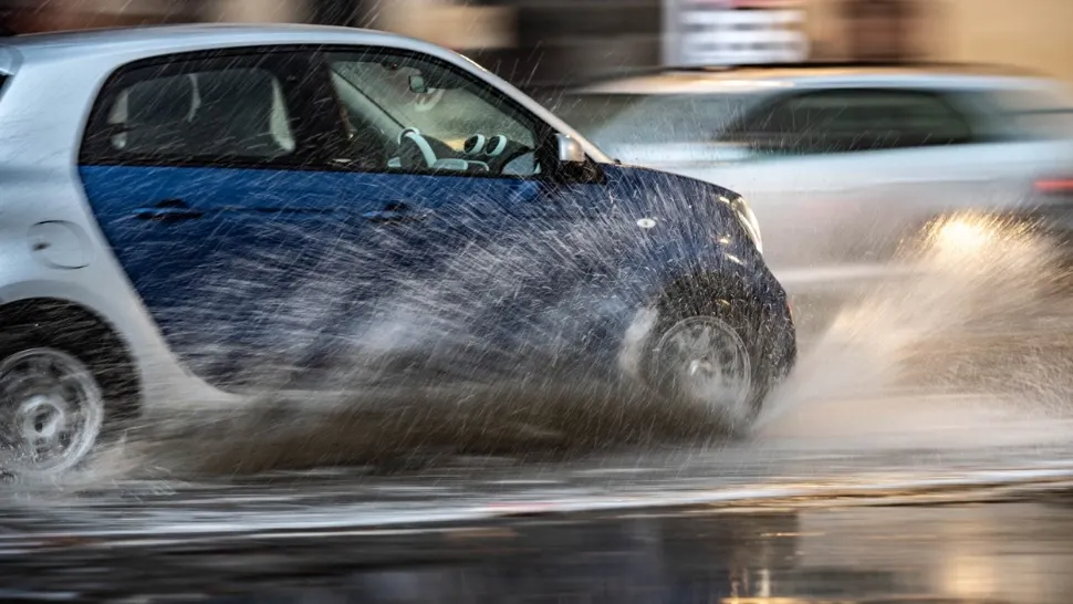Plouă torențial pe A2. Risc da acvaplanare. Foto.Profimedia