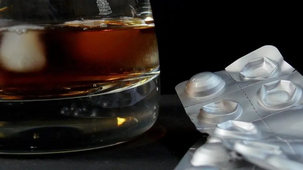 Medicii avertizează: NU luați niciodată aceste pastile dacă ați băut cafea sau alcool