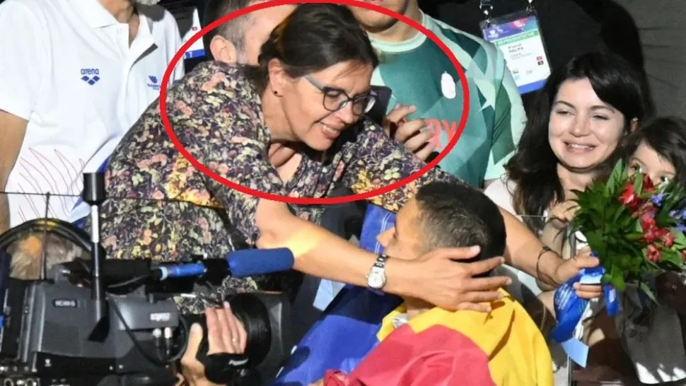 David Popovici imbratisat de mama sa / FOTO GSP