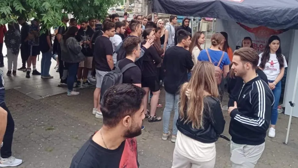 Cozi uriașe la donare de sânge, în Piața Universității. Tinerii primesc bilete la festivaluri muzicale