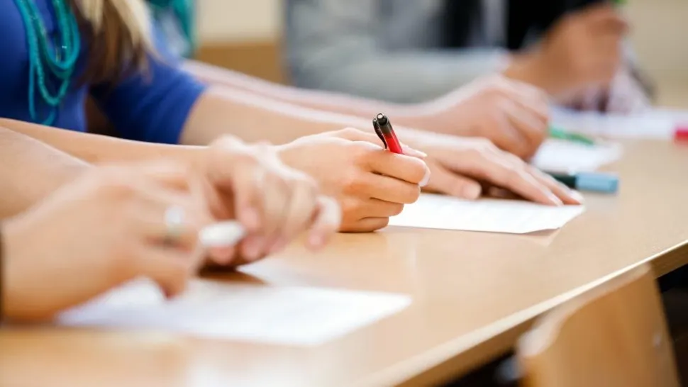 Absolvenții de clasa a VIII-a susțin astăzi proba scrisă la Matematică. Emoții uriașe pentru peste 160.000 de elevi