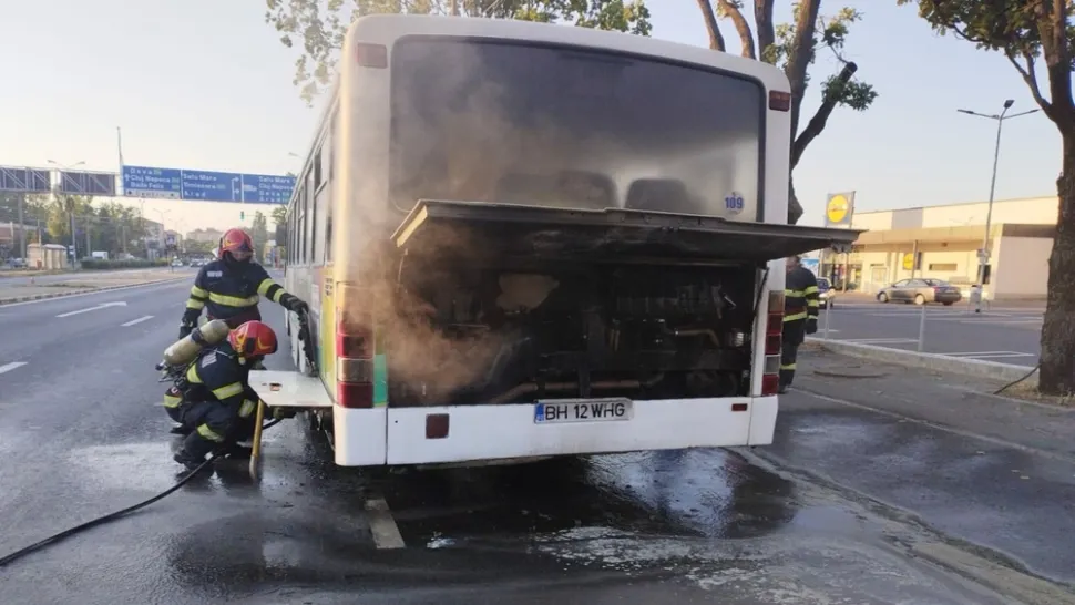 Incendiu la un autobuz cu pasageri, în Oradea - FOTO
