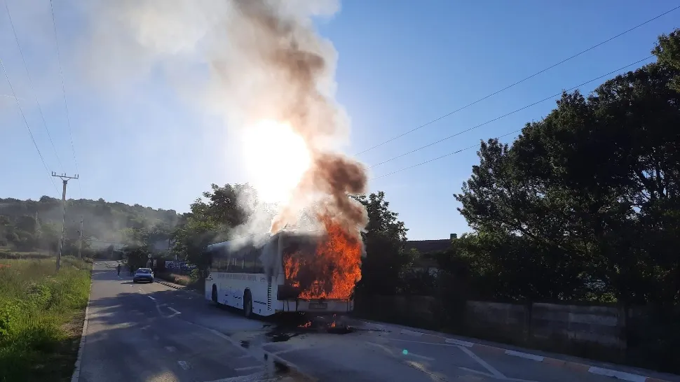 Autobuz în flăcări, în Sibiu: intervenție de urgență a pompierilor - VIDEO