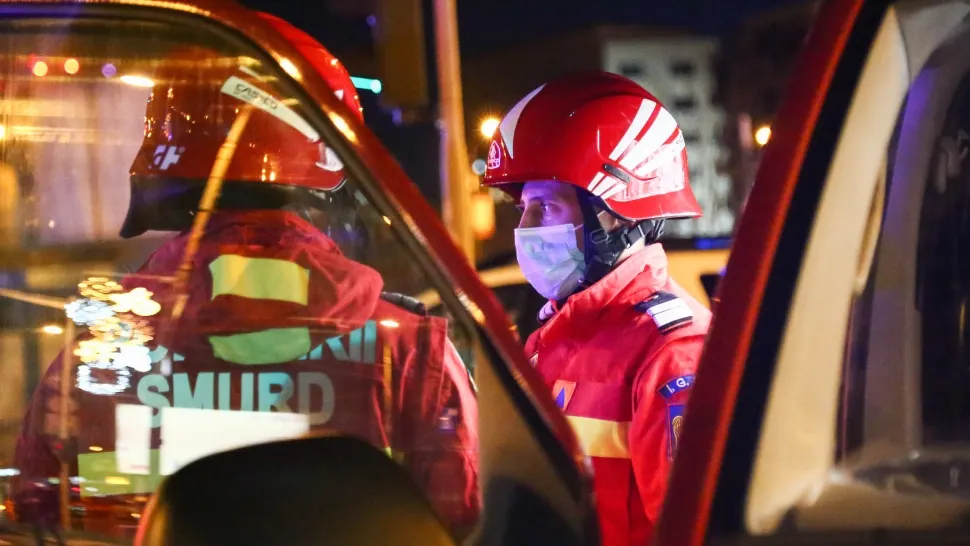 Incendiu puternic, la un bloc din Baia Mare. Zeci de locatari, evacuați - flăcările au ajuns până la etajul 3. VIDEO